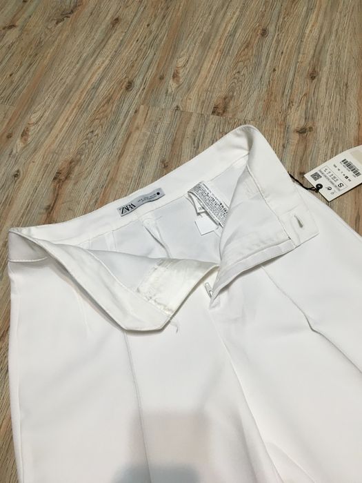 Pantaloni albi cu croi drept Zara