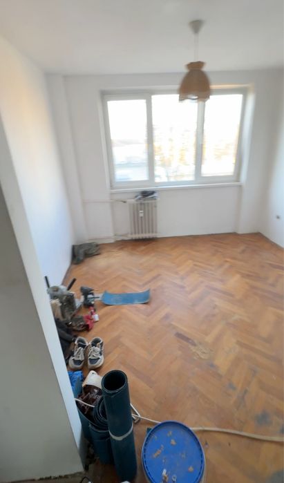 Închiriez apartament 4 camere pe malul Crisului, aproape de centru