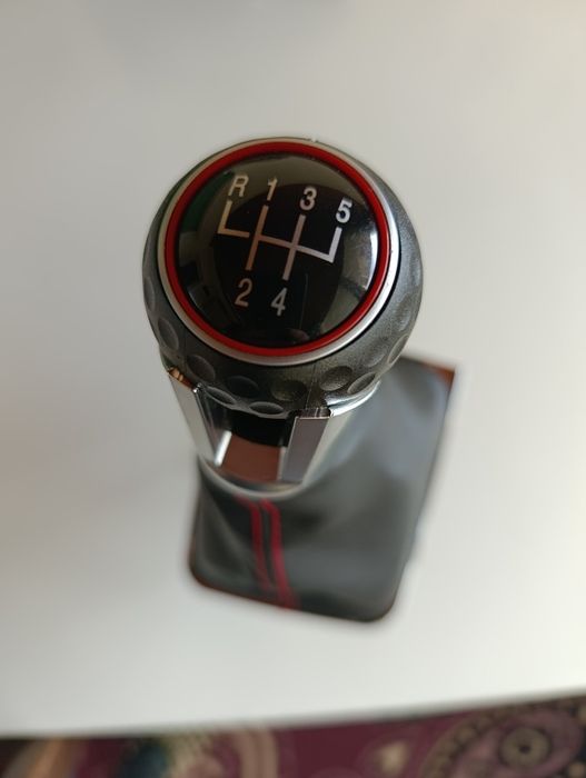 Топка за скоростен лост с маншон червен шев VW Golf 7