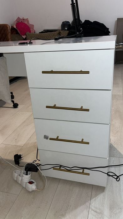 Masa manichiura cu aspirator inclus