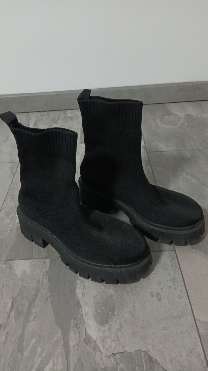 Ghete negre din material care se întinde