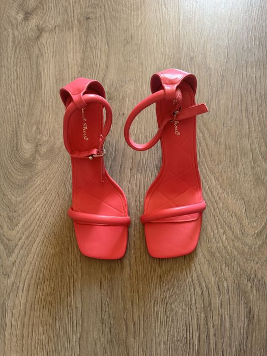 Розови сандали на ток