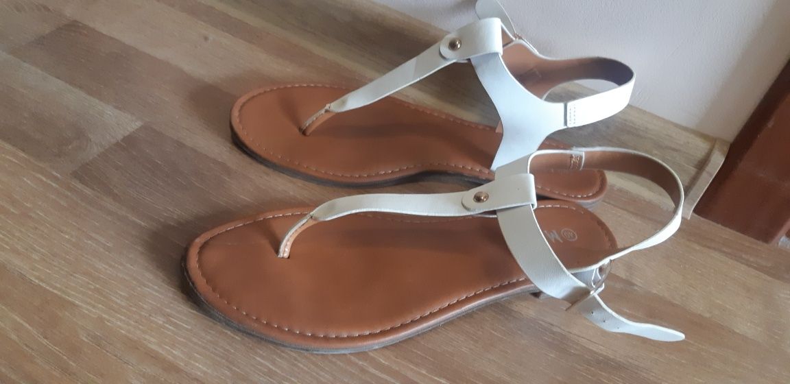 Дамски сандали в бял цвят