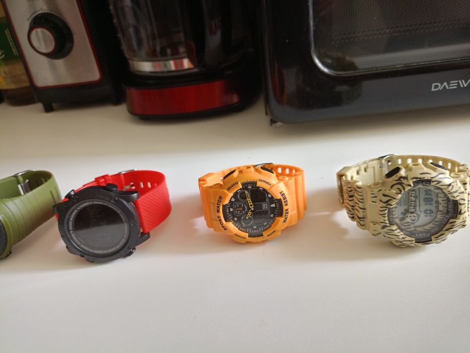 Vând ceasuri ,curea silicon,Water Resist,noi , calitate.
