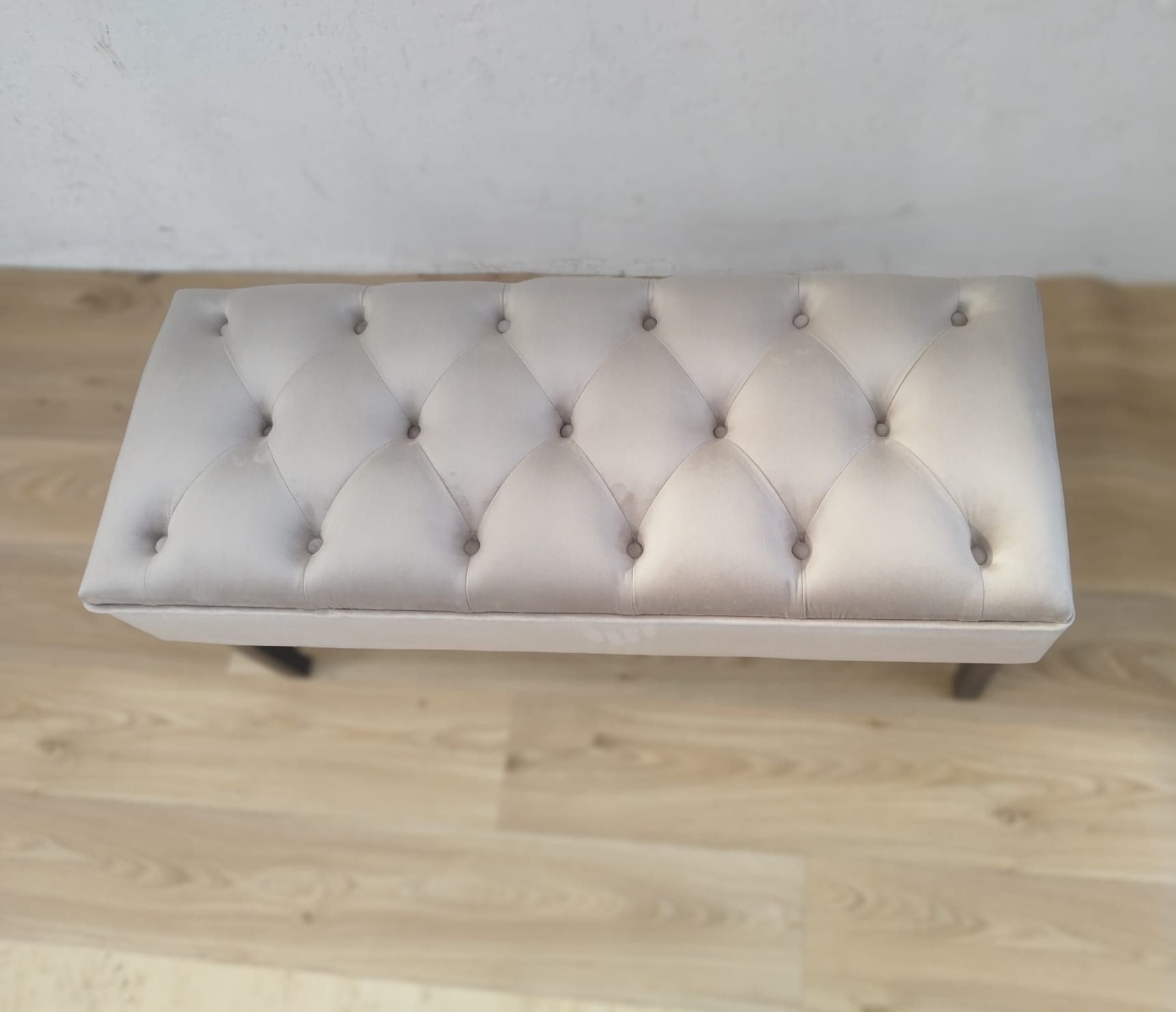 Vând bancheta,băncuță tapițată model cu nasturi