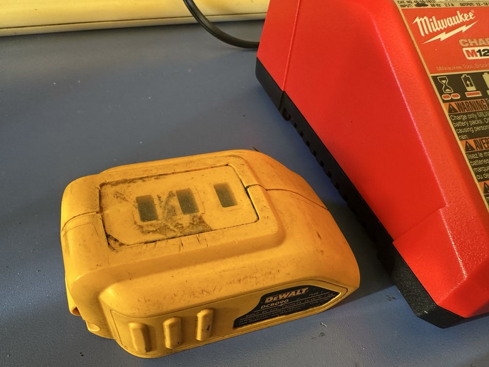 Продавам USB Dewalt DCB090