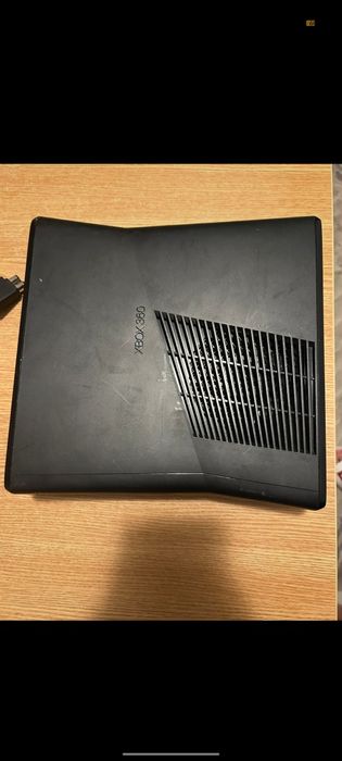 Xbox 360 slim, în stare bună