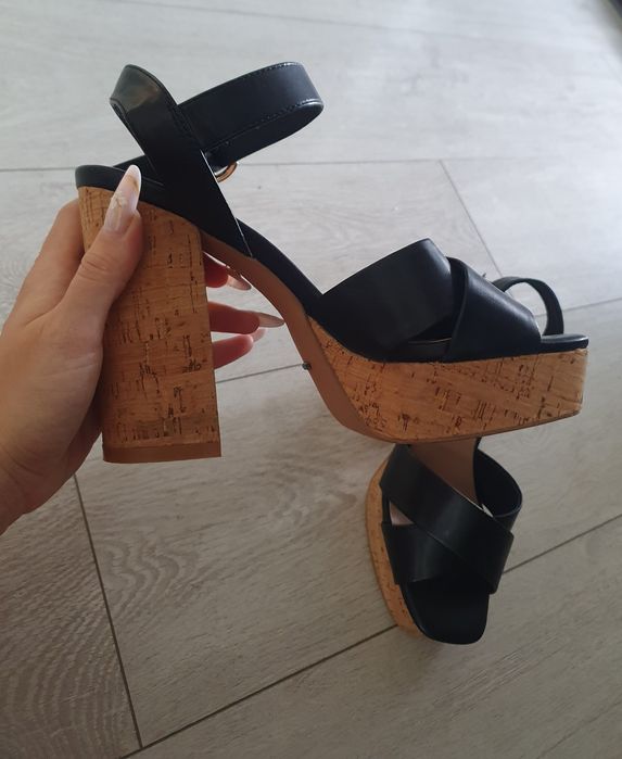 Sandale cu platformă