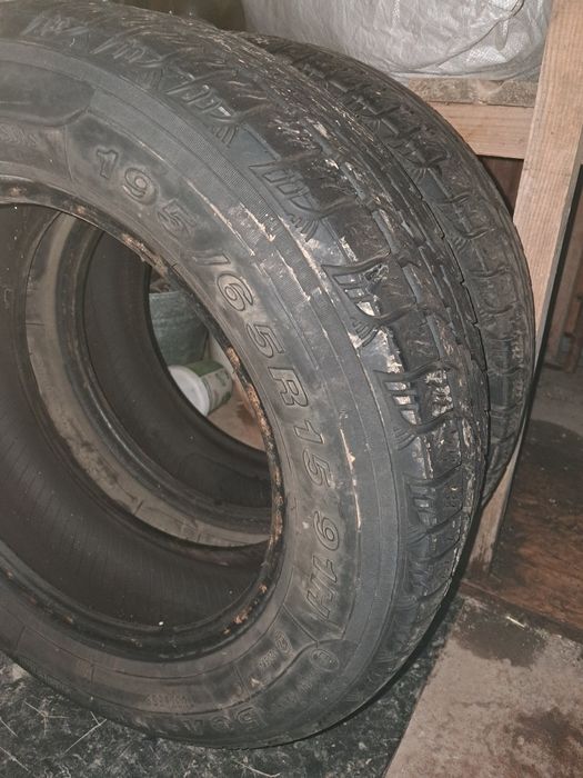 Продаю покрышки 2 штуки цена 10000 тенге торг уместен