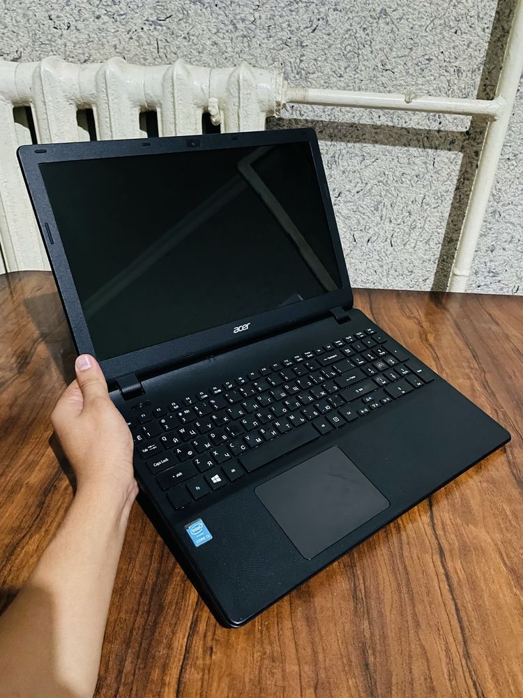 Acer core i3 noutbuk holati ideal aybi yuq