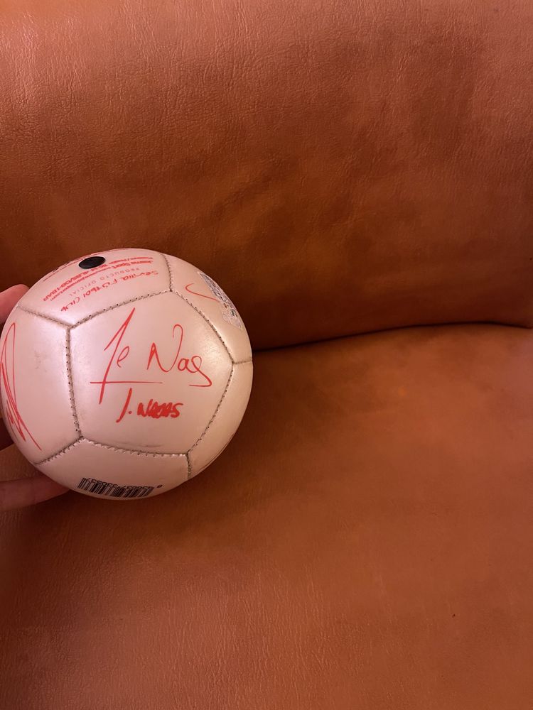 Vand minge de  fotball cu sevilia semnata de jucatori