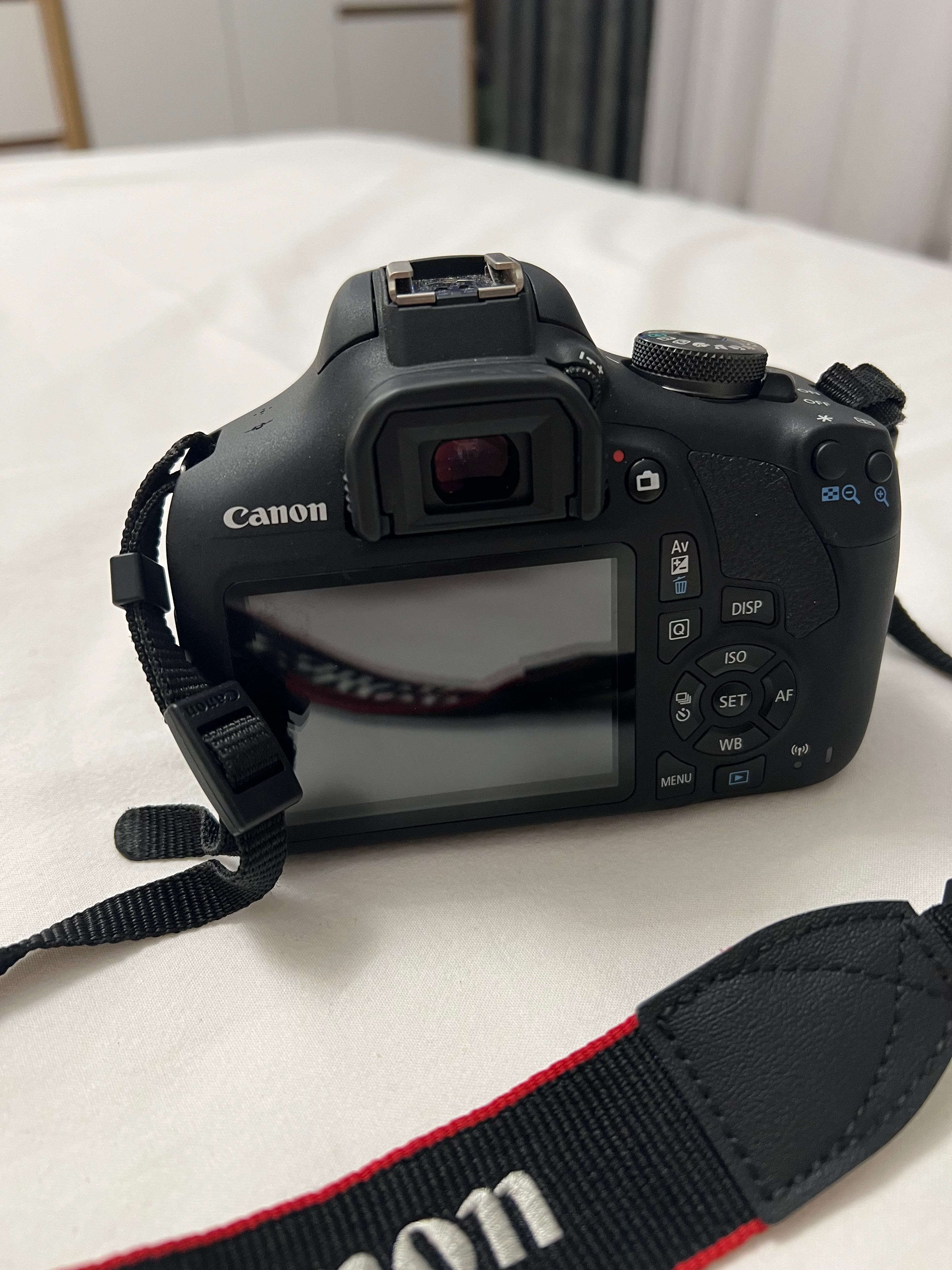 Фотоапарат Canon EOS 2000D