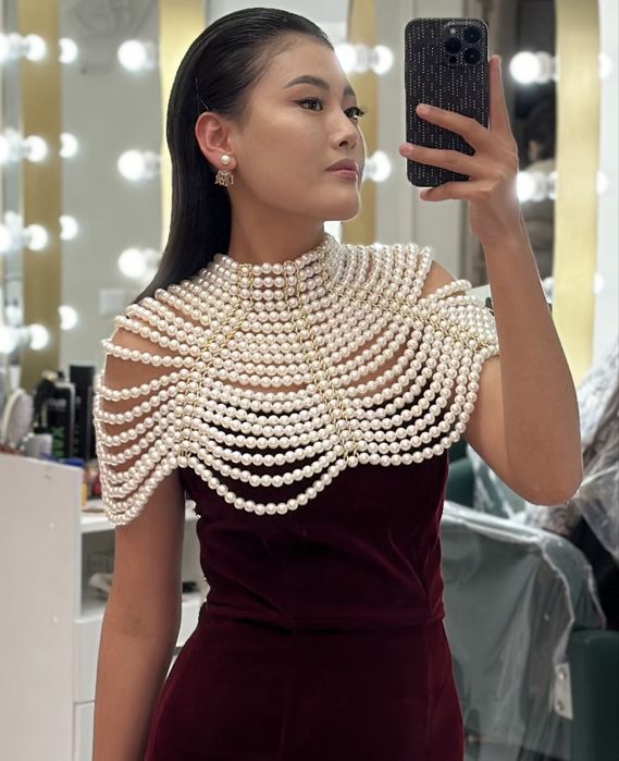 Аксессуар на плечи из жемчужных бус