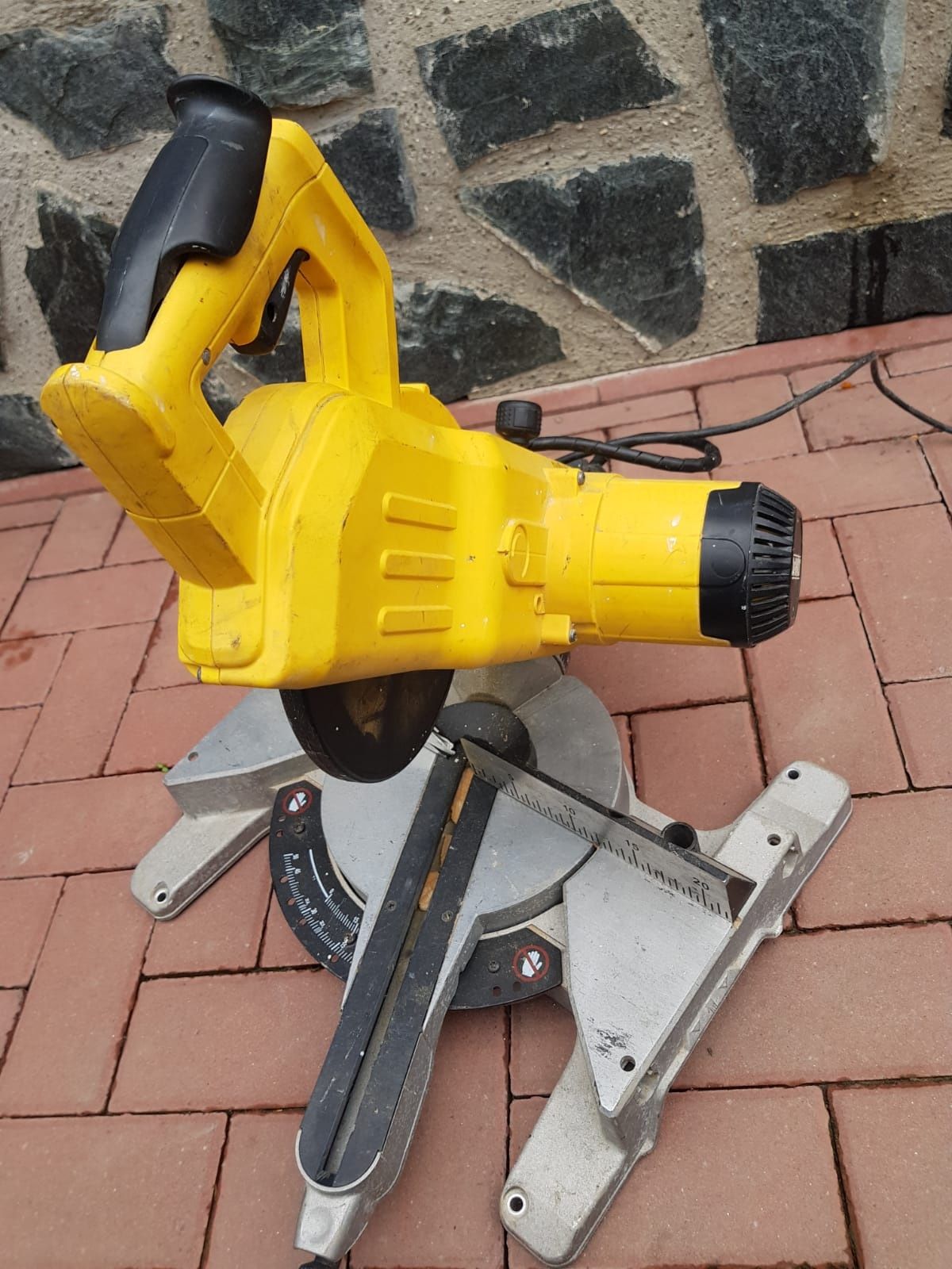 Circular cu masa dewalt dw 770