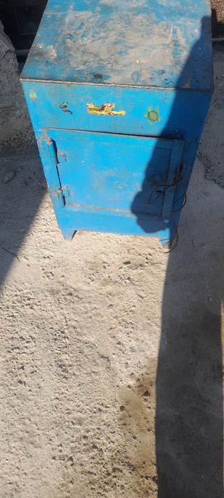 Продается железный  сейф
