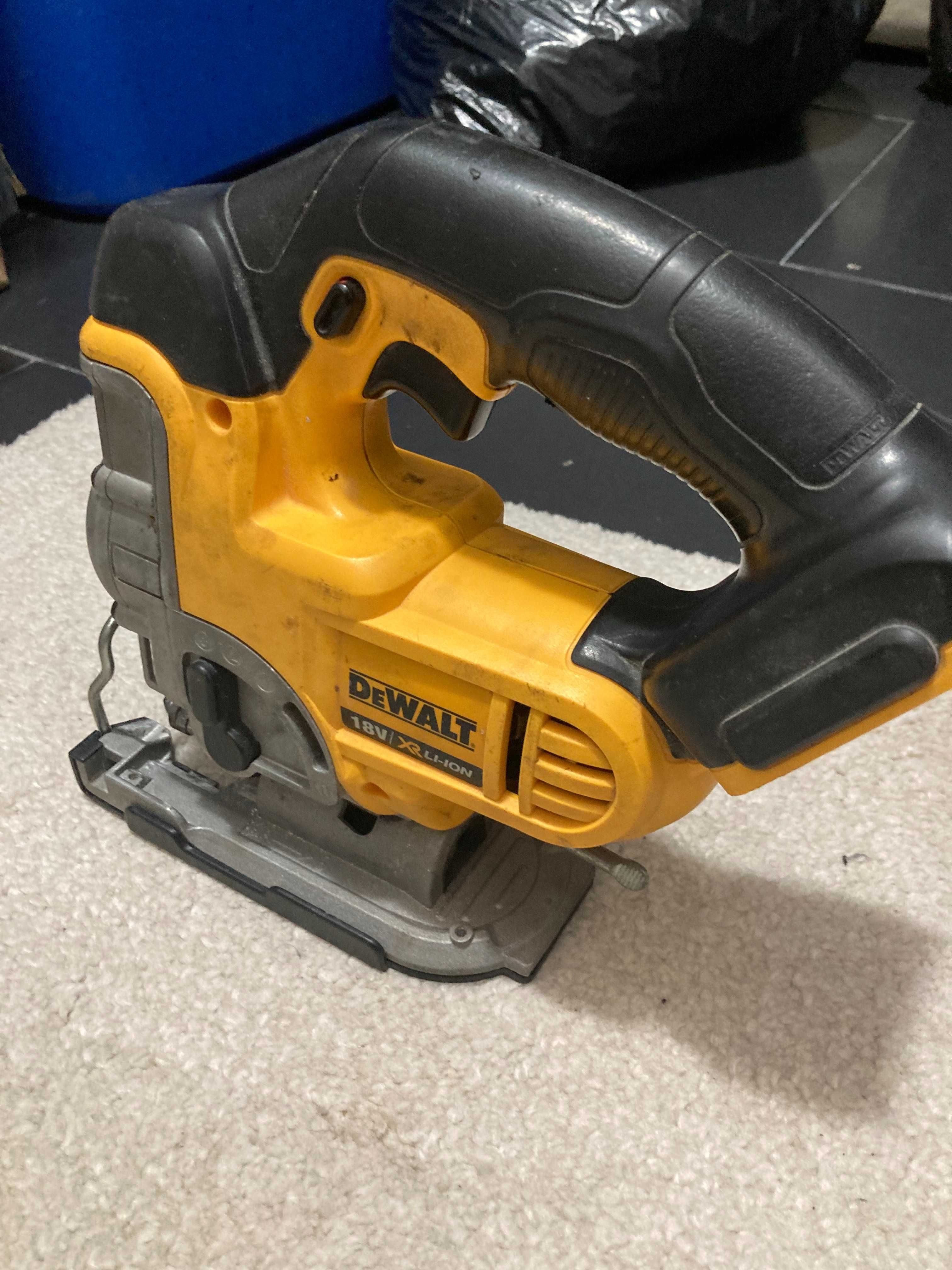 Прободен трион DeWALT DCS331N