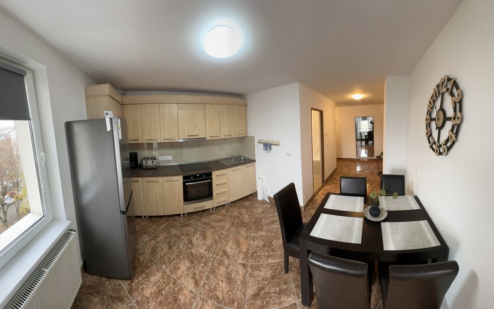 Ap 2 cam recent modernizat, central Str 1 Decembrie, parcare