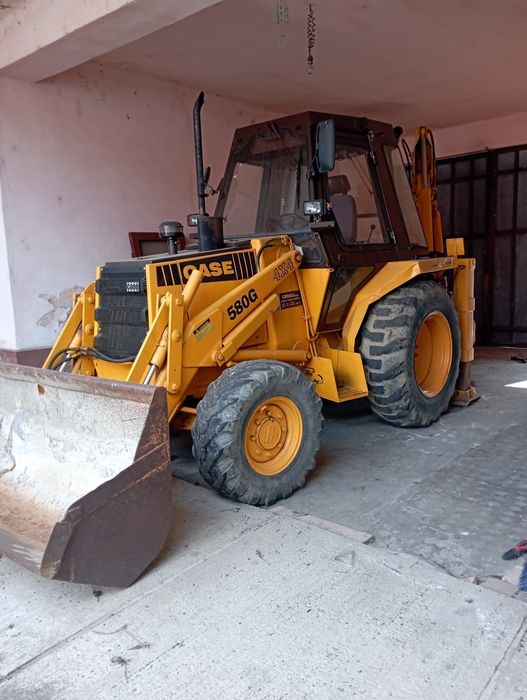 Buldoexcavator  4x4 in stare foarte buna.