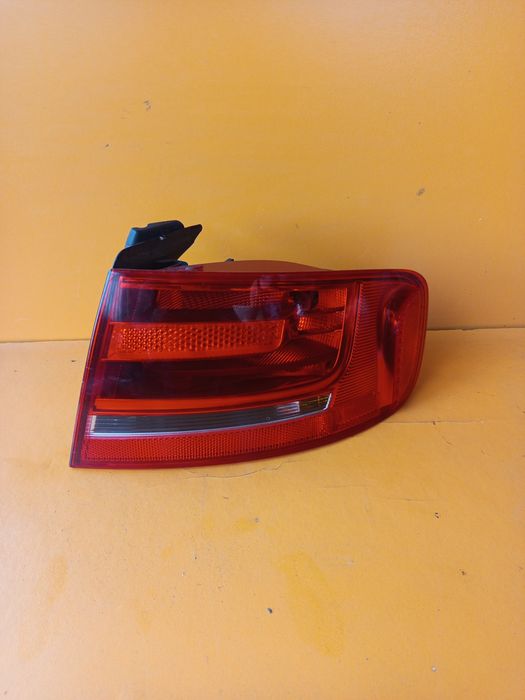 Продавам външен десен стоп Audi A4 B8 (2008–2012) – седан