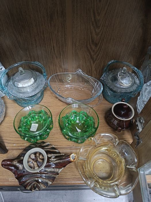 Продам посуду,3 сервиза,вазочкички разные