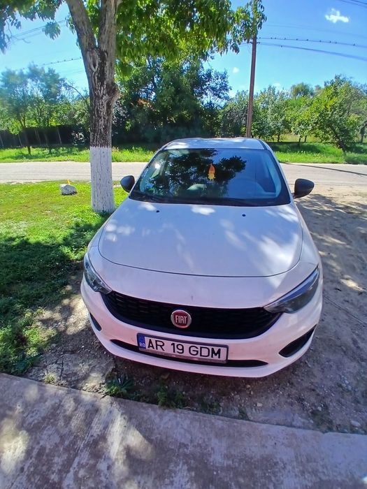 Vand mașina Fiat