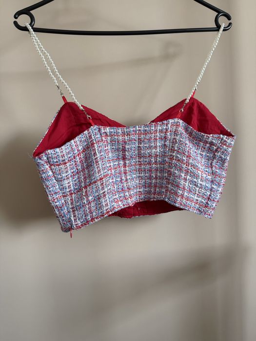 Елегантен топ с ефектни копчета