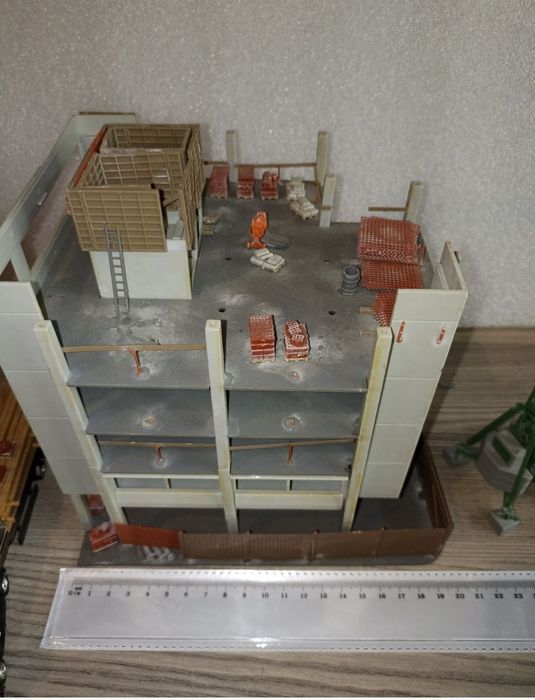 Diorama clădire în construcție kibri 8537 scara H0

Setul include clăd