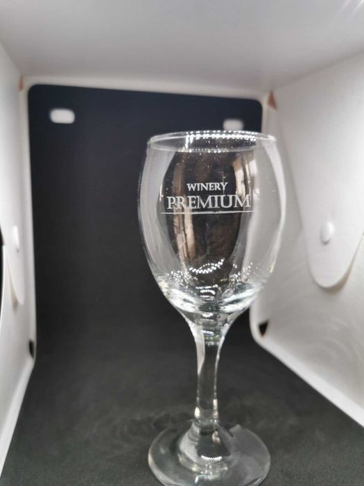 Чинии за сервиране, чаши за вино и бира.