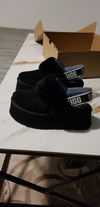Papuci UGG negri, din piele întoarsă