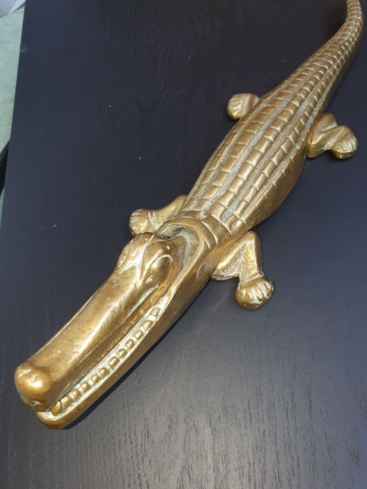 Crocodil bronz spargator nuci