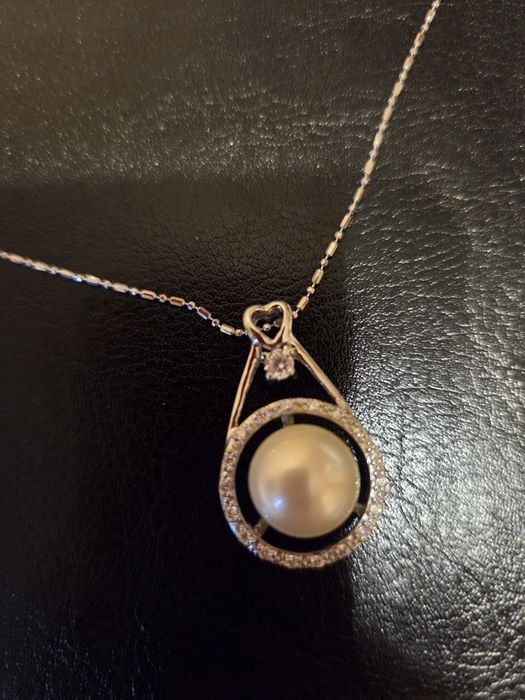 Продаются серебряные колье с жемчугом с цепочкой