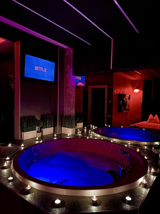 The red studio regim hotelier