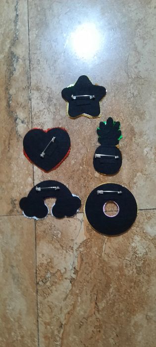 Broșe făcute de manual