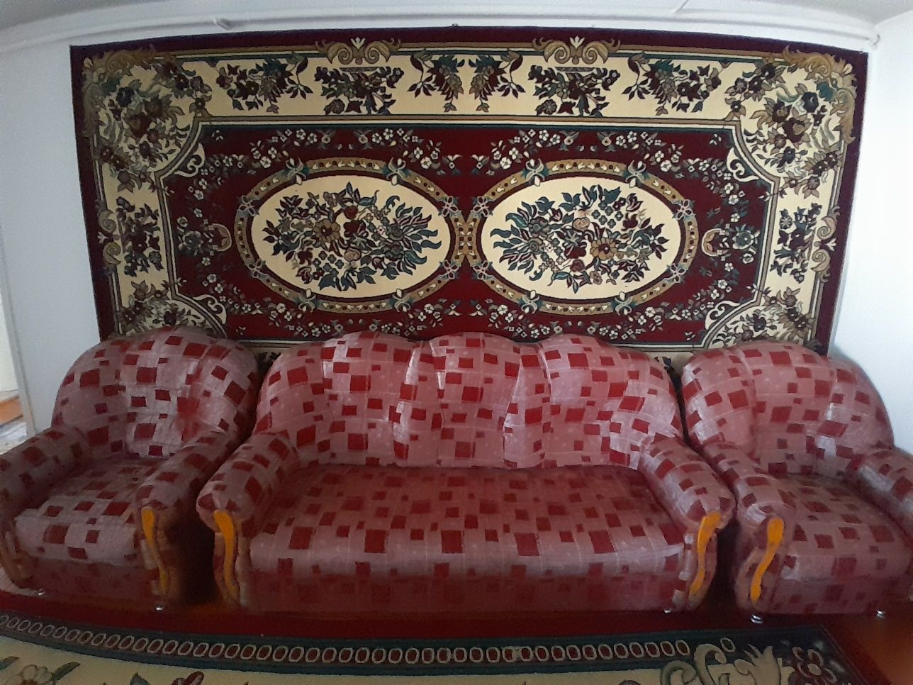 Диван и 2 кресла.