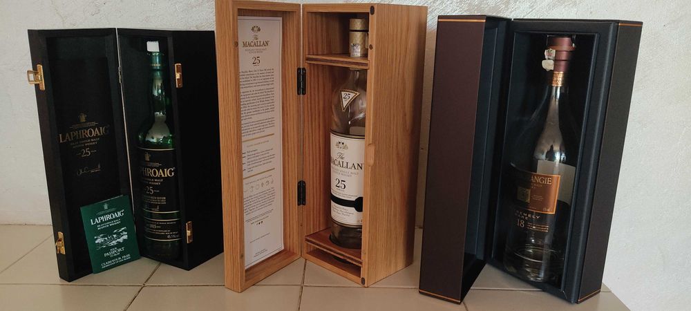 Празни бутилки от уиски в оригиналните им кутии