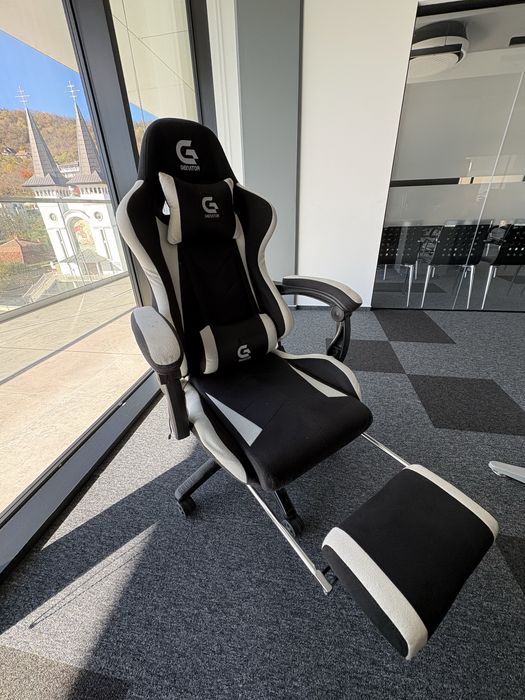 Scaun gaming cu masaj in perna lombară