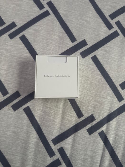 Airpods 4 aproape noi