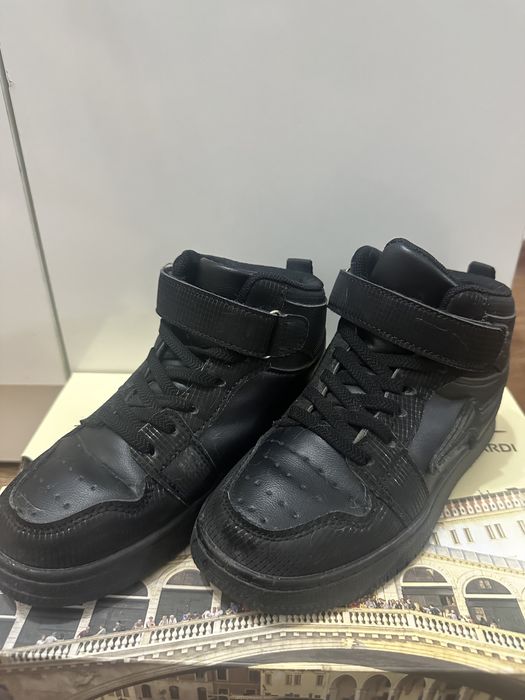 Продам детские кроссовки