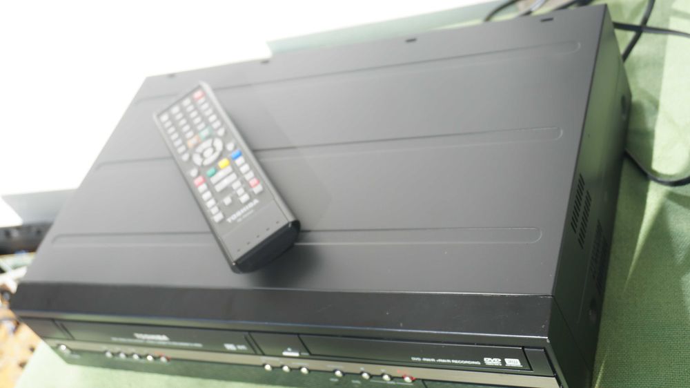 DVD recorder combo VHS Toshiba D-VR52 stereo Hi-Fi