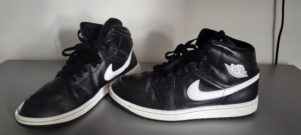 Vând Jordan 1 mid black