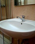 Chiuveta pentru baie cu baterie + Baterie pentru baie cu para de dus.