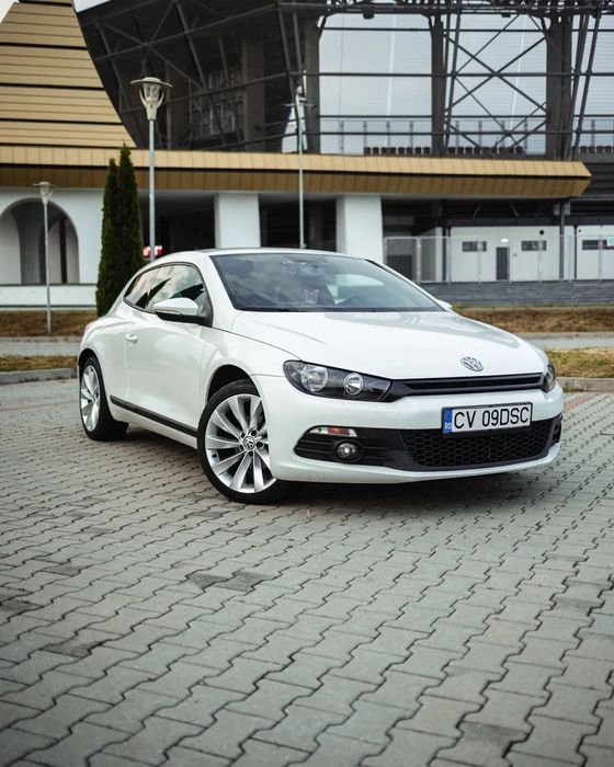 Volkswagen Scirocco Sunt o albă sportivă, atent îngrijită și gata pentru o nouă poveste.