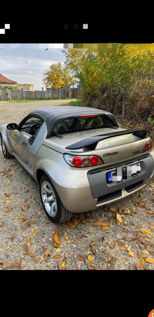 Se vinde mașina personală Smart Roadster coupe.