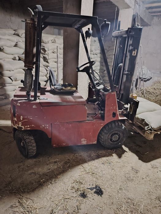 Вилочный погрузчик (кара)