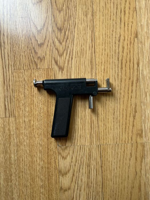 Пистолет за пробиване на уши MUGLU