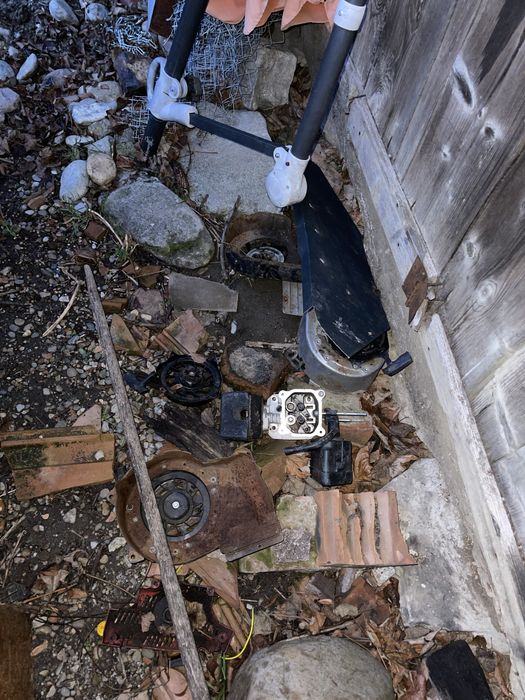 Vand  tot ce se vede in poze( cositoare, motosapa , cauciucuri etc)