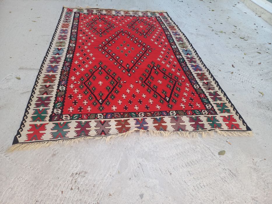 Ръчно тъкан чипровски килим