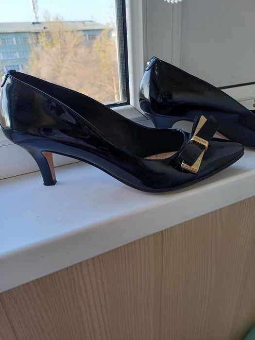 Продам туфли чёрные лаковые