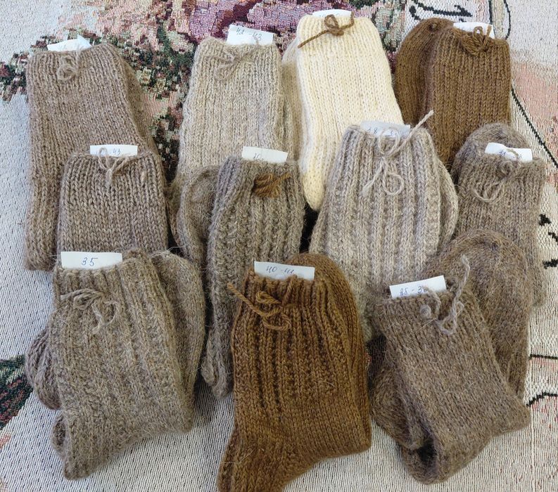 Распродажа  вязаных носков из овечьей и верблюжьей шерсти.