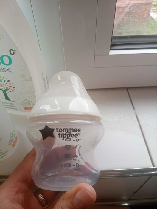 Шишета с биберони Tommee tippee